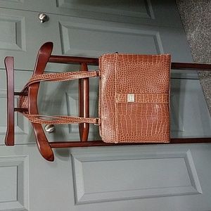 EUC LIZ CLAIBORNE FAUX LEATHER GATOR EMBOSSED -MULTI PURPOSE SHOULDER BAG